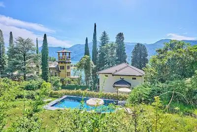 Image de Beautiful villa, within walking distance of the lake, with swimming pool and private parking.