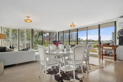 Image de Cityscape 2br Charm with Pool, Sauna & Spa Access