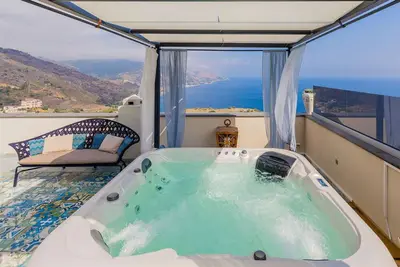 Villa Theater in Taormina, charme with private pool just in front Isola Bella