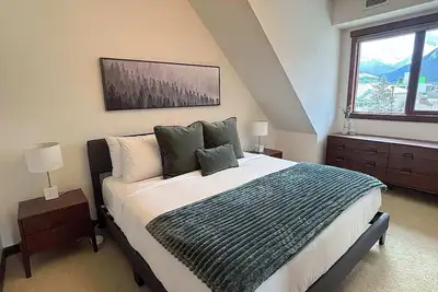 Image de The Lookout – Stylish Escape w/ Mountain Views