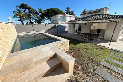 Image de Villa avec piscine, parking, proche parc de Vaugrenier et de toutes commodités.
