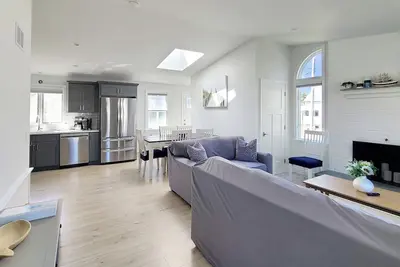 Image de Newly Renovated 3bd--Central A/C, Enclosed Outdoor Shower, Bike or Walk to New Silver Beach, Only 0. 5 Mi