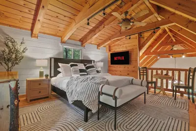 Image de Waterfront Cabin - Sauna - Fire Pit - Private Deck