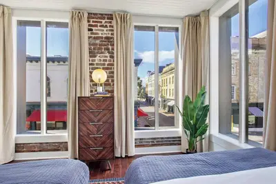 Image de Historic Downtown Building Buyout | Nightlife