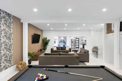 Image de Spacious & Stylish Downtown Retreat |Hot Tub