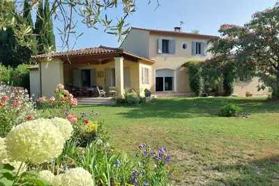 Image de Belle villa, cadre verdoyant avec piscine, au calme 800m du centre 10mn à pieds.