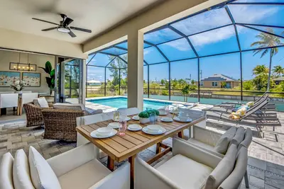 Image de Exquisite 3 Bedroom/ 3 bath waterfront Villa with heated pool, guest suite, fishing poles