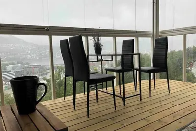 Great view - King bed - Balcony w roof - Sunroom