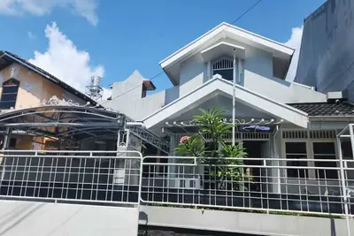 Image de Family-Friendly - 5 minutes from Bogor Jagorawi Tol Gate -3 Bedroom - 2 Bathroom