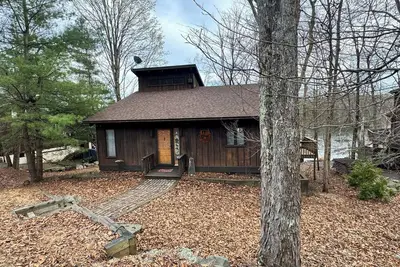 Image de Waterfront 3-bed cabin in fabulous Lake Ariel with WiFi, Ac, near pool & fitness