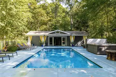 Image de Gorgeous Pool & Hot Tub on Quiet Wooded Lot