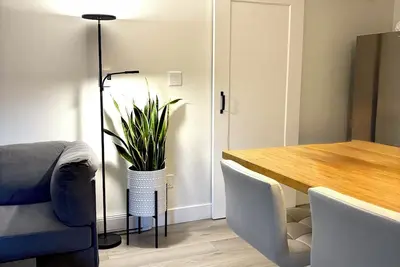 Image de Charming 1 bdrm garden suite with laundry just 5 km from ferries and hospital!