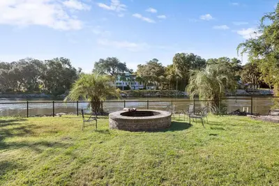 Image de Relaxing Riverfront Retreat in a Quiet Riverhouse Setting