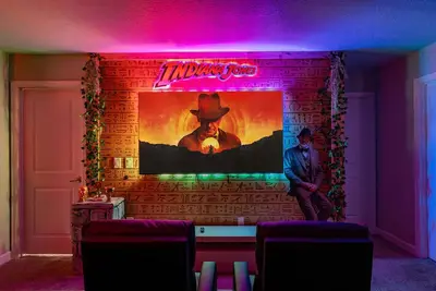 Image de Themed 9br villa Near Disney! Pool, Hot tub, Movie Theatre! Resort Pets are ok!