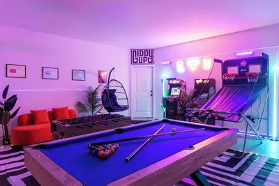 Image de 5min Dt Luxe House with Game Room, Arcades, Billiards, Foosball, Washer/Dryer
