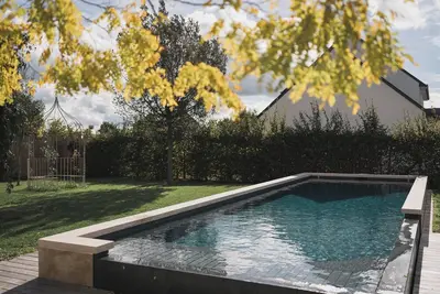Image de Très grande maison de caractère en plein centre avec piscine, grand terrain clos