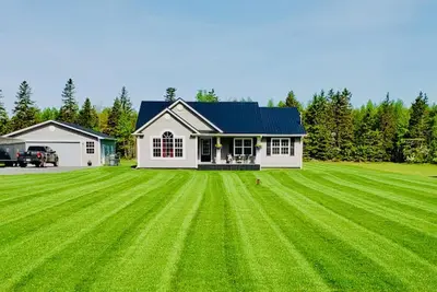 Image de Eastern Pei - Georgetown home with huge deck and beach within walking distance.