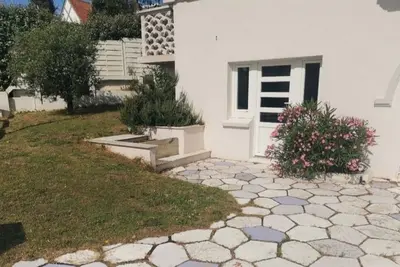 Image de Studio F1 avec chambre séparée à 200 m mer 49 € la nuit Plage Et Centre Ville