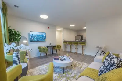 Image de Opulence n Olive ~ 4bath, 10 beds+Park 2 cars Free