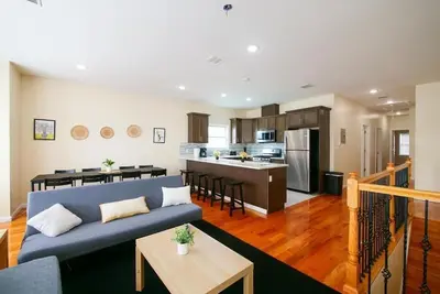 Image de Spacious three-bedroom apt near New York City - Contemporary design