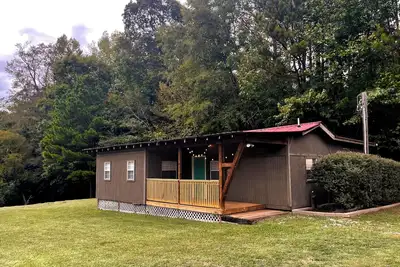 Image de Private Cottage - 13 wooded acres – 10 min to Ua