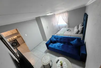 Image de Close to Or Tambo International Airport fully furnished stylish apartment.