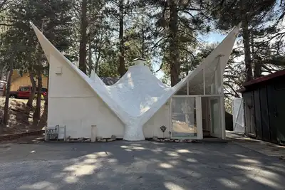 Image de Wing-like design glass house in Running Springs, Ca. Near Santa’s Village
