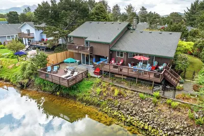 Image de Ce:}HotTub~Ev~Dog~Deck~Fenced~Walk2Beach/Town/Eats/Golf~Beach Supplies~Bikes