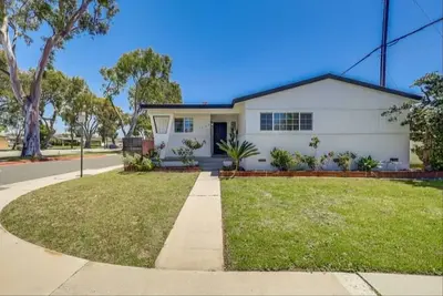 Image de Bright & Cozy 3br Home w/ King Bed, Backyard - Near Beaches & Shopping Center