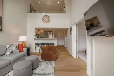 Image de Stylish 2br Penthouse with Parking & Pool!