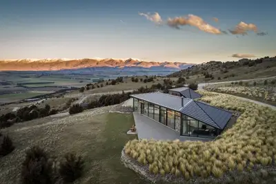 Image de Hawk House is your sanctuary in Central Otago.