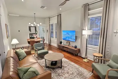 Image de Charming cottage-style home with a prime location to downtown and pickleball.