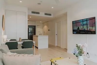 Image de Nooon Qwr | Elegant 1br w/ Serene River View