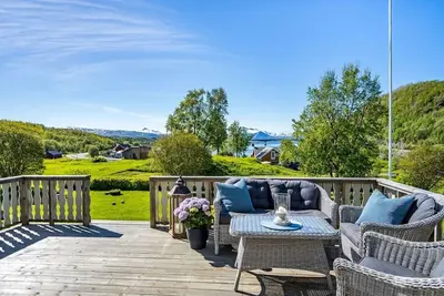 Image de Countryside Holiday Home in Norwegian Fjord with Mountain Views & Serene Gardens