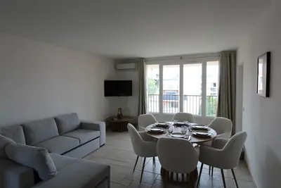 Image de Bright 3 bedroom apartment with Terrace 85m² in Saint-Tropez – 5 Min to Port