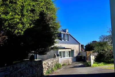 Image de Petite maison de vacances authentique et calme avec un charmant jardin