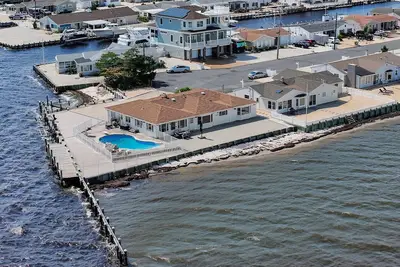 Image de Surrounded by the bay with pool!