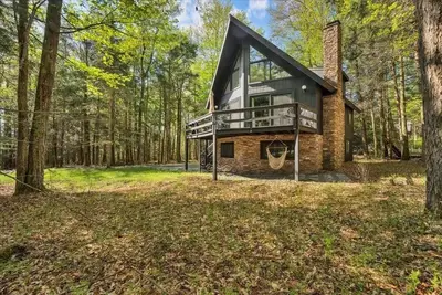 Image de The Black Forest Chalet | Firepit | Lake Access