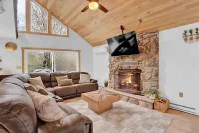Image de Pine Vaulted Chalet | HotTub | Firepit | Bbq Grill