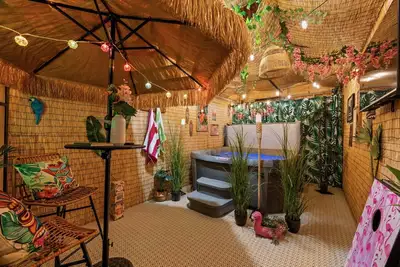 Image de The Leaf & Lounge | Tiki HotTub | KingBed | Garage