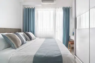 Image de 1br Chic in Lush Residences near Ayala w/ pool use