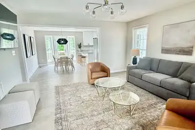 Image de 5br/3ba Sleeps 12 New kitchen, bathrooms, mattresses, linens, furniture, firepit