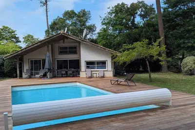 Image de Villa en bordure de foret, la plage et le golf à coté. Idéal pour les familles!