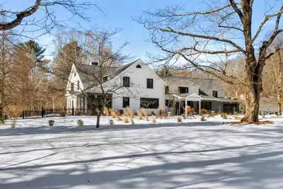 Image de Fully renovated sprawling farmhouse in Great Barrington