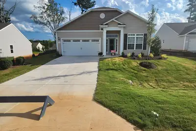Image de Spacious 4br/2ba Home-charming downtown Youngsville- Near Raleigh & Wake Forest.