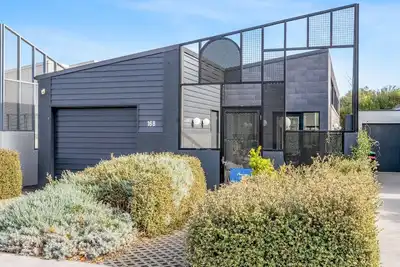 Image de Allure - a stunning townhouse situated in the heart of this picturesque coastal town of Port Fairy