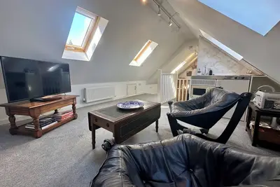 The Snug - Modern Loft, spectacular grounds & heated pool