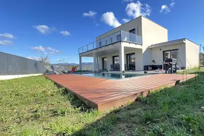 Image de Villa spacieuse et moderne avec piscine