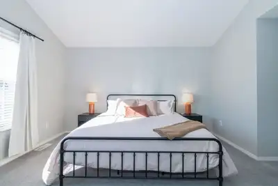 Image de Spacious 2-bedroom townhome in welcoming Bloomington loaded with amenities!