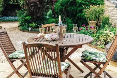 Image de New luxury historic apartment, private garden, parking, dog-friendly, in Tetbury
